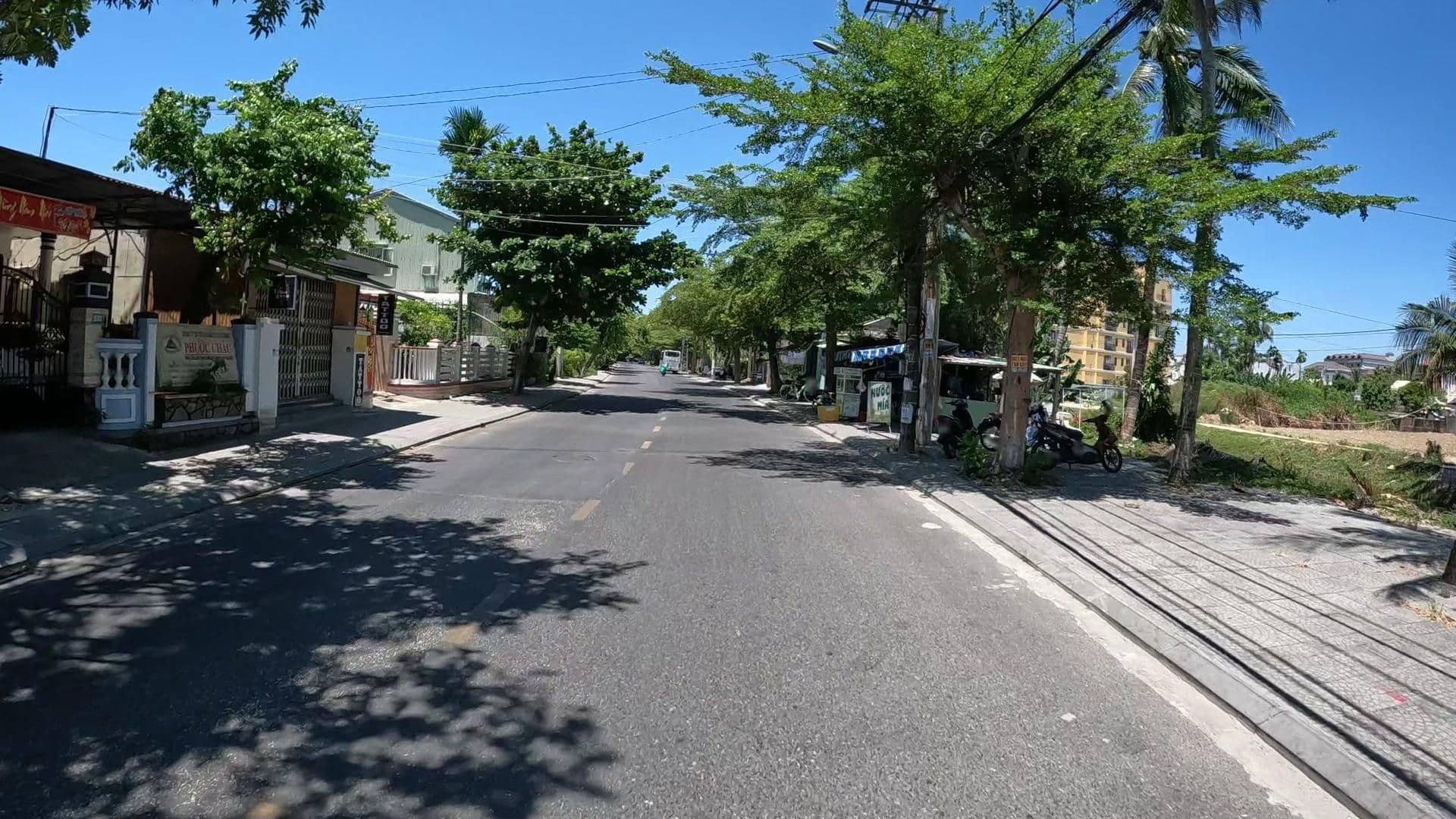 Street view near Jessica's House (Mina Le villa), Hoi An — © lucomsky (CC BY-SA · Mapillary)