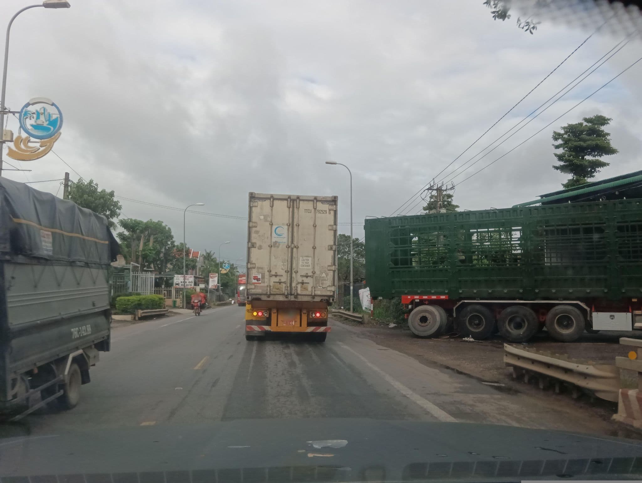 Street view near Phong Lan Hotel, Đức Phổ — © builangbat (CC BY-SA · Mapillary)