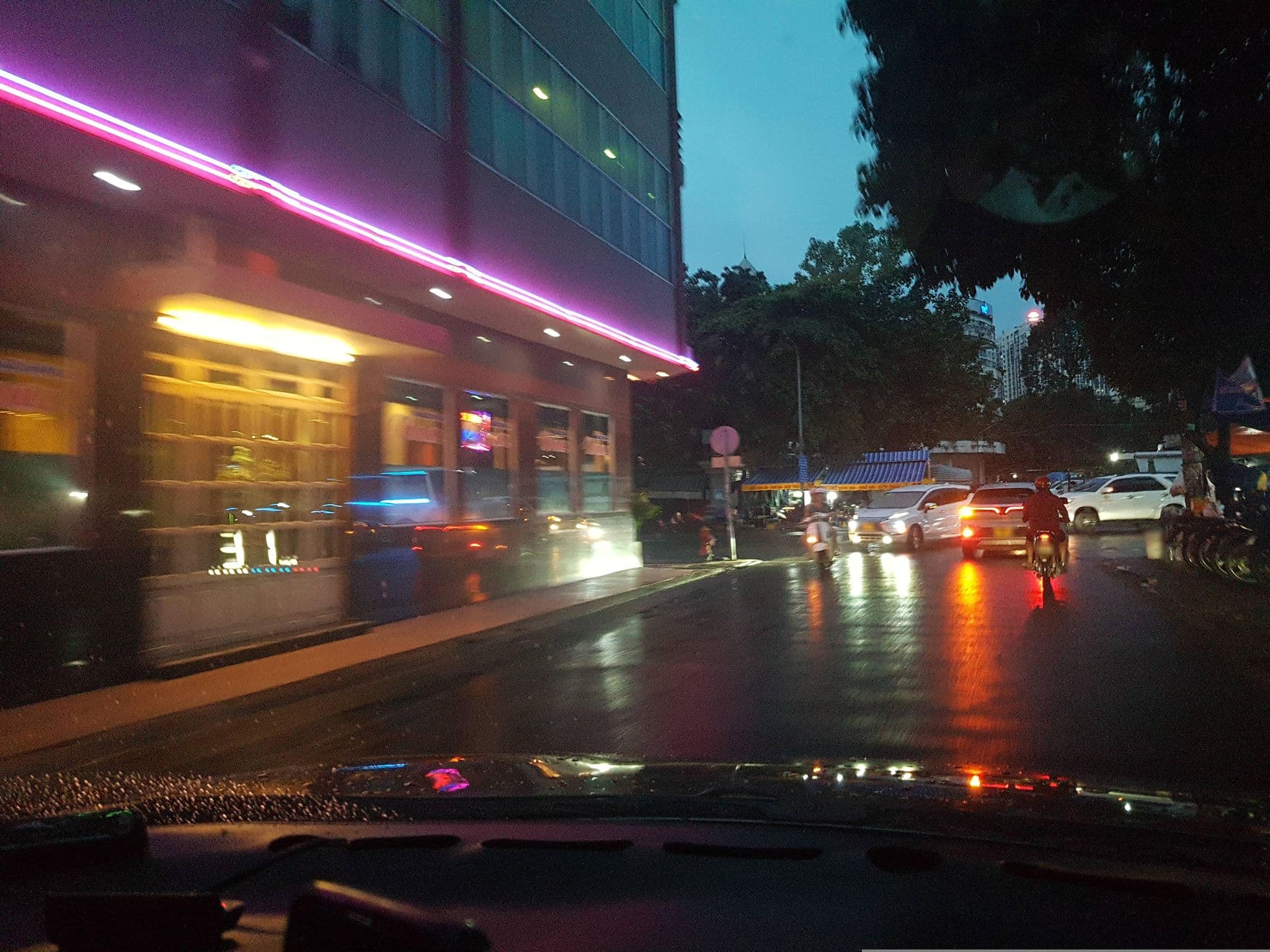 Street view near Khách Sạn Minh Hiếu, Quận Mười — © bemaps1 (CC BY-SA · Mapillary)