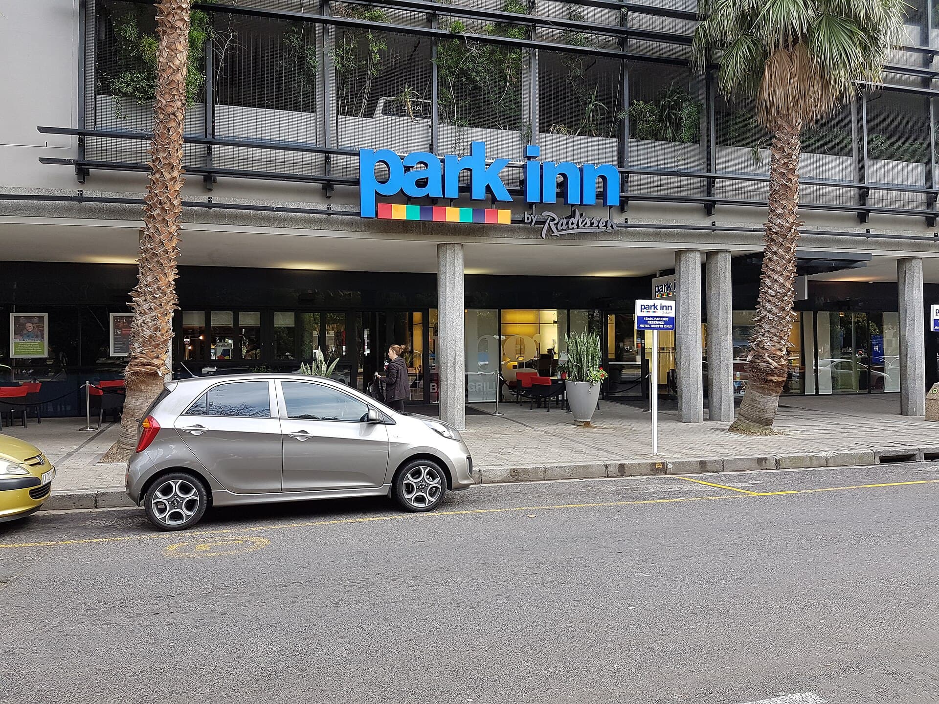 Park Inn by Radisson Cape Town Foreshore (via Wikimedia Commons, CC BY-SA 4.0)