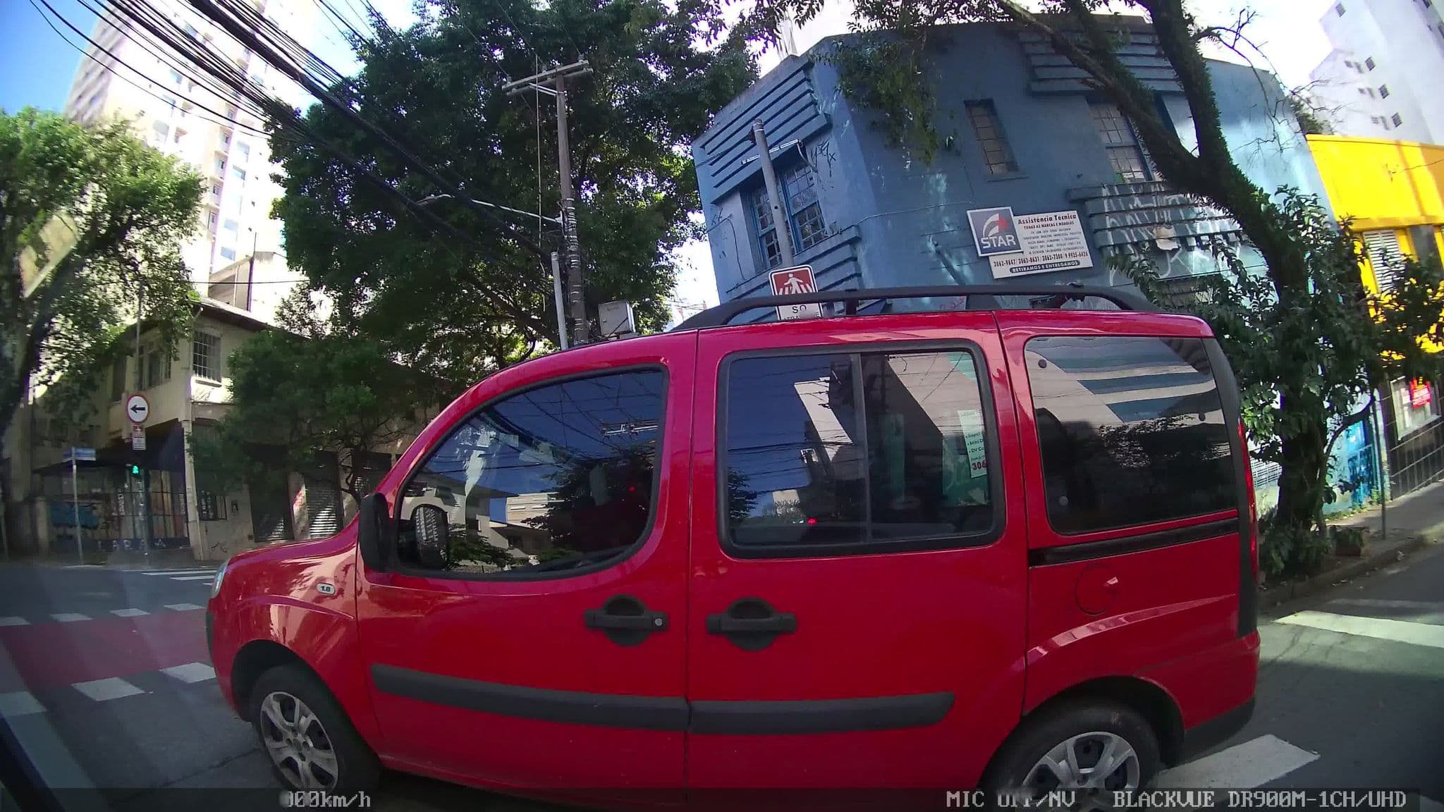 Street view near Pinheiros Hostel & Food, Pinheiros — © kaart_2 (CC BY-SA · Mapillary)