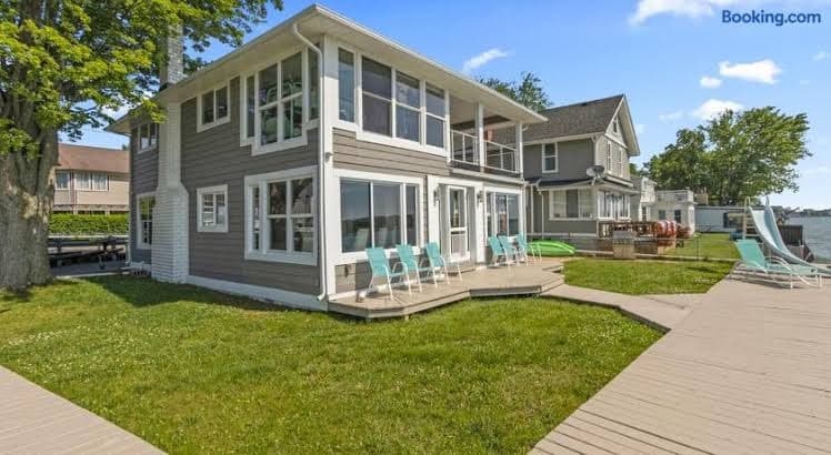 Grand Horizon St Clair Riverfront Oasis - Entire Place, Holiday Home in Algonac