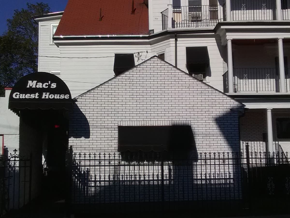 Mac's Guest House Inc, Guesthouse in Dorchester