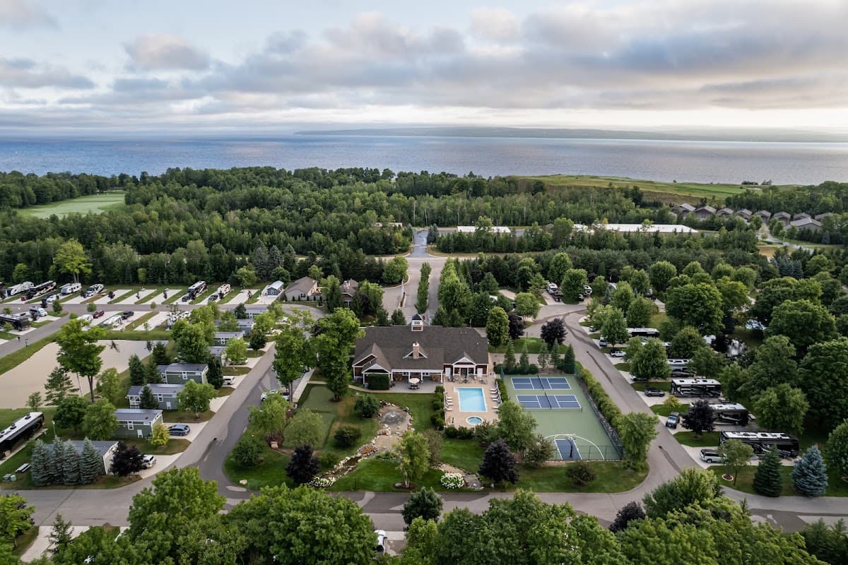 Sun Outdoors Petoskey Bay Harbor, Caravan Park in Bay Harbor