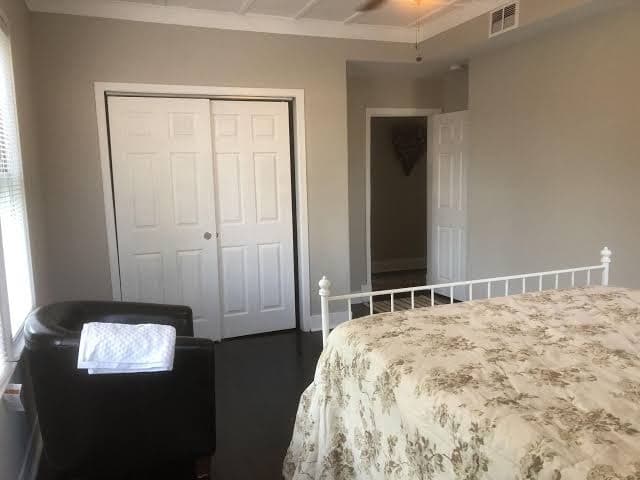 Private bedroom and bathroom and parking near DC, Hotel in Brookmont
