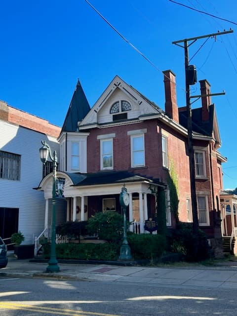 Sturgis House, Bed & Breakfast in East Liverpool