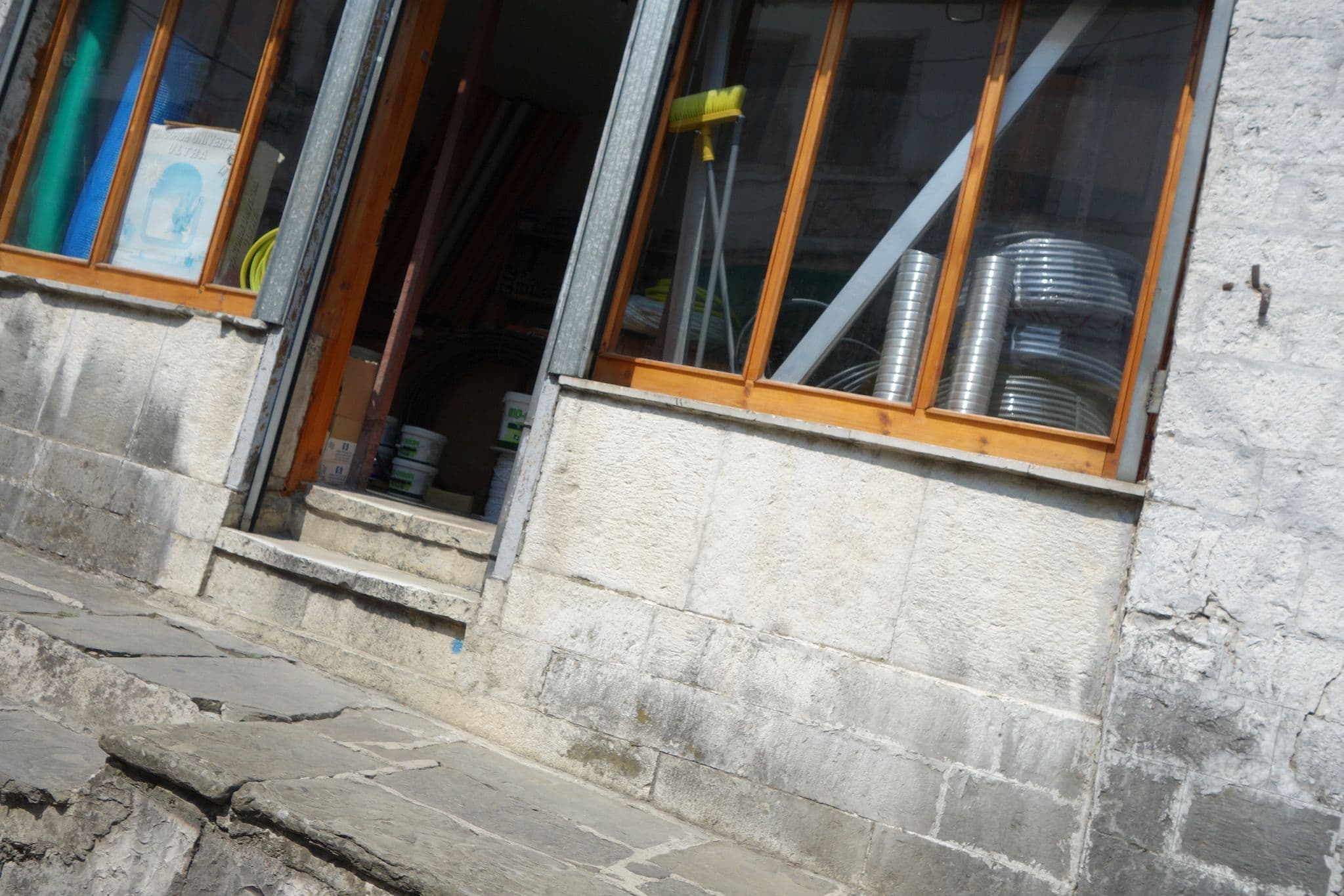 Street view near Hani I Fisnikut, Gjirokastër — © malenki (CC BY-SA · Mapillary)