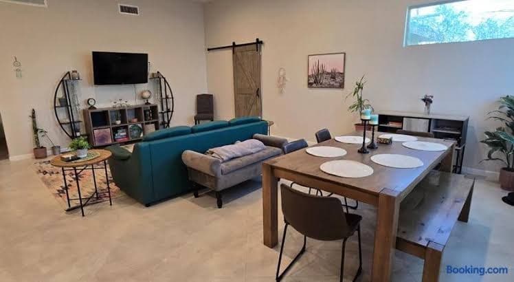 1-acre Spacious Desert Oasis Retreat near Downtown - Entire Place, Hotel in Flowing Wells