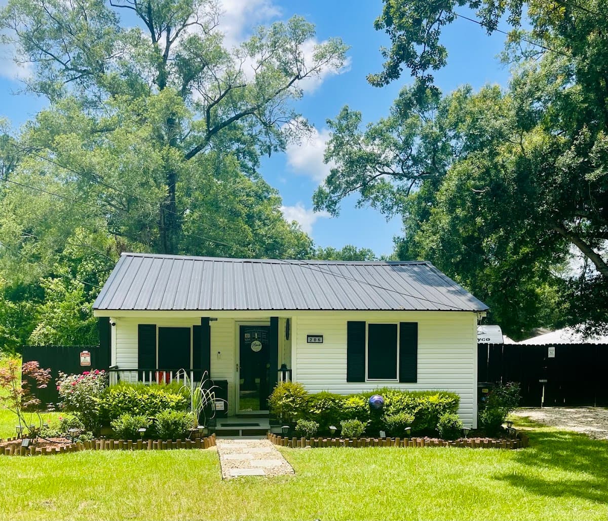 THE HONEYCOMB HIDEOUT - VACATION RENTAL, Hotel in Franklinton