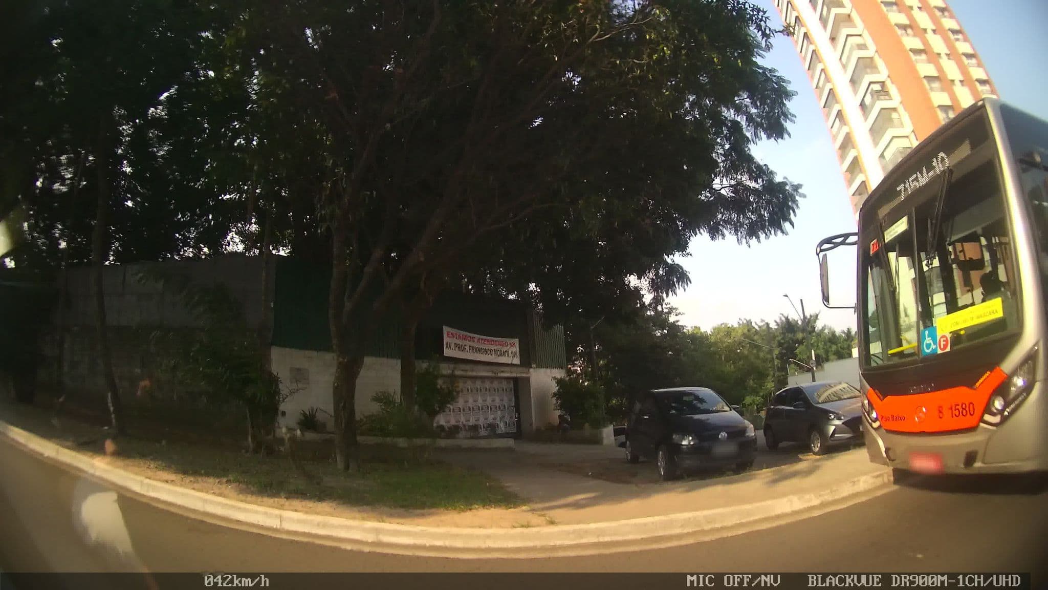 Street view near Drive-in Chega Mais, Butanta — © kaart_2 (CC BY-SA · Mapillary)