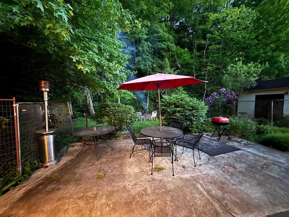 Creekside Inn & Backyard Camp, Hotel in Greenock