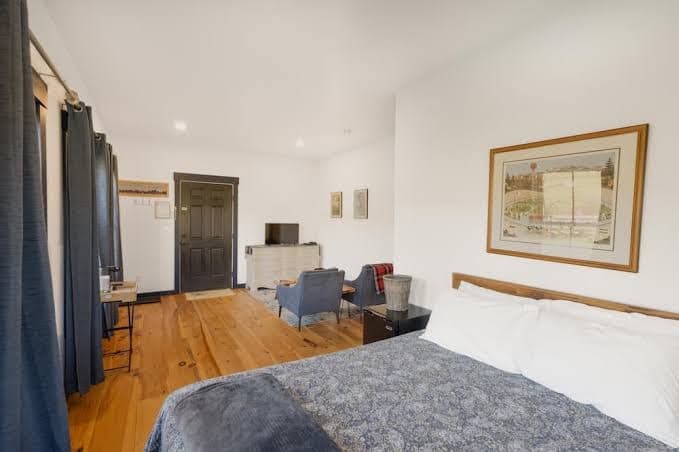 Cozy boutique hotel in Hinesburg, Vermont. Queen bed and private tiled bathroom, Hotel in Hinesburg