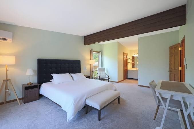 Luxury Moraine Hills Home w/heated Pool and Sauna — Up to 10 Guests!, Hotel in Lakemoor