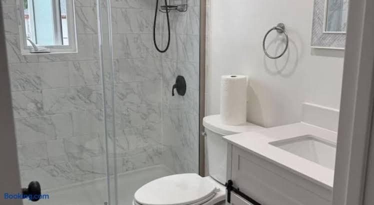 Cozy Queens NY Stay Near JFK Sleeps 4 Comfortable 3 Bedroom Home with Great WiFi Quiet Residential Location - Entire Place, Holiday Home in Rosedale