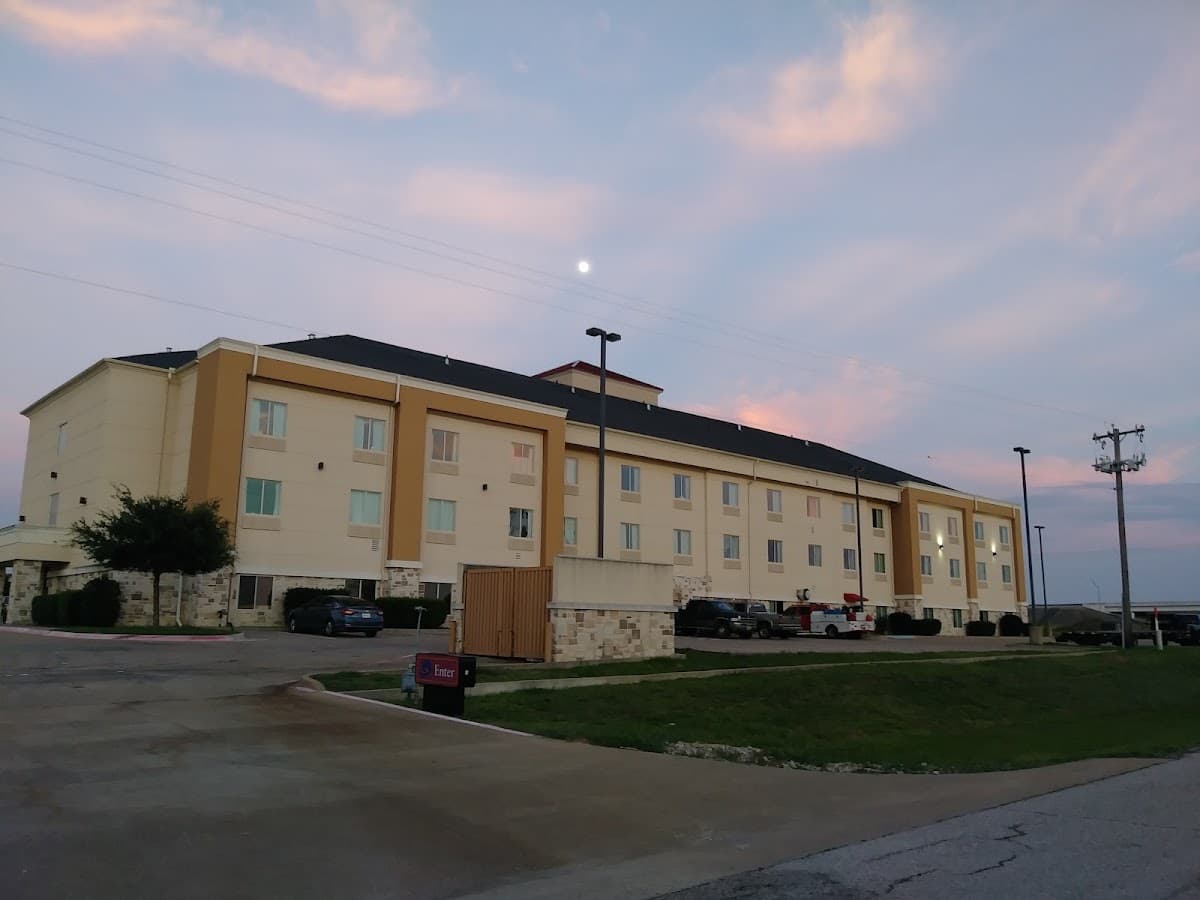 Quality Suites Near Cedar Creek Lake, Hotel in Mabank