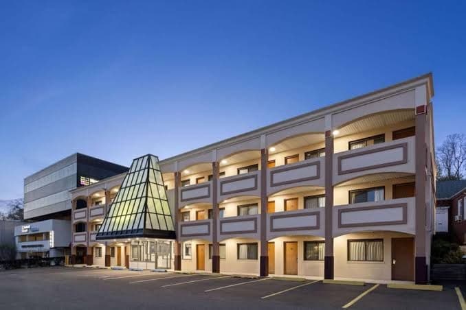 Travelodge by Wyndham Manhasset - King Room - Smoking, Hotel in Manhasset