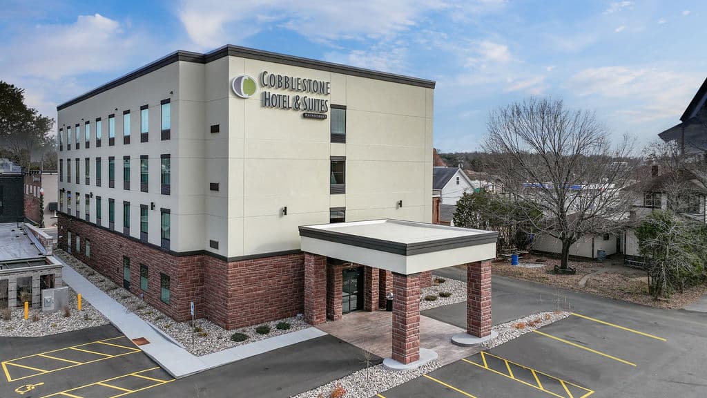 Cobblestone Hotel & Suites - Central Wisconsin Airport, Hotel in Mosinee