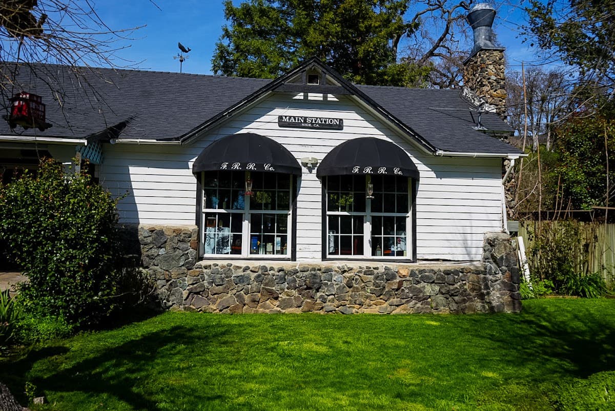 Featherbed Railroad Bed & Breakfast, Hotel in Nice