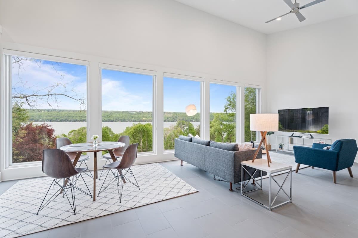The Overlook at Ithaca - A Modern Lakeview Retreat, Holiday Home in Cayuga Heights