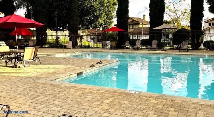 4 bedroom 2 bathroom single family house in Irvine - Entire Place, Holiday Home in Northwood