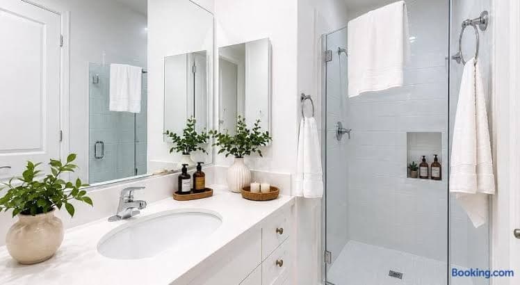 Marbella Lane - Sleek 1BR in Prime Irvine Area - Entire Place, Holiday Home in Stonegate