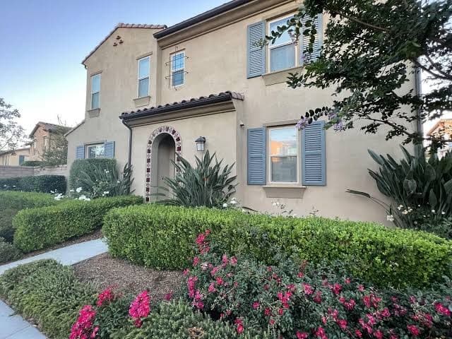 Open and bright 4b/3b Charming home in Lake forest, Holiday Home in North Tustin