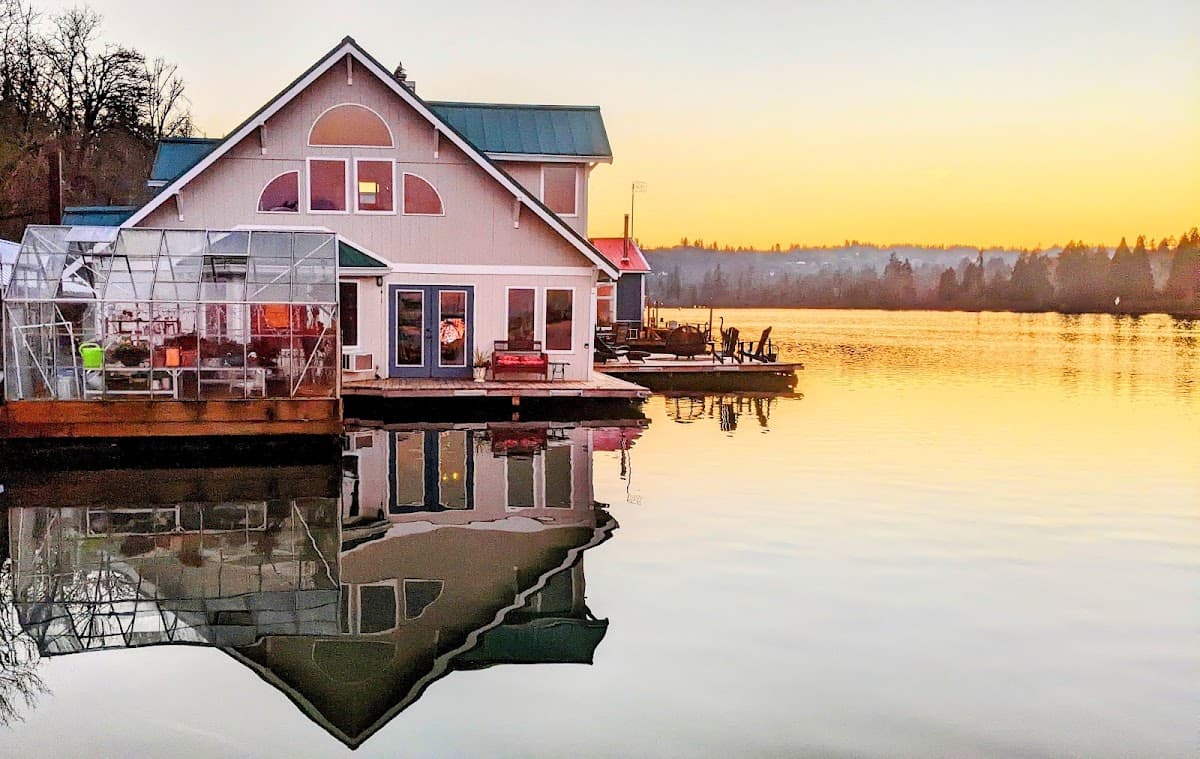 Floating Vacation Homes, Hotel in Oregon City