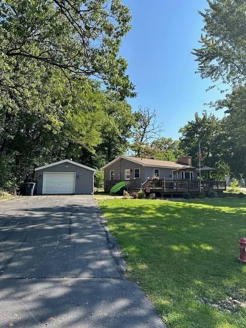 Cute and Cozy Cottage by the Lake! Kayaks! Paddleboard! HUGE Deck w/ Great Views, Holiday Home in Paddock Lake