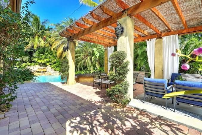 Luxury Villa-Hotel Vizalli. Heated pool 90F and jacuzzi, Holiday Home in East Perrine