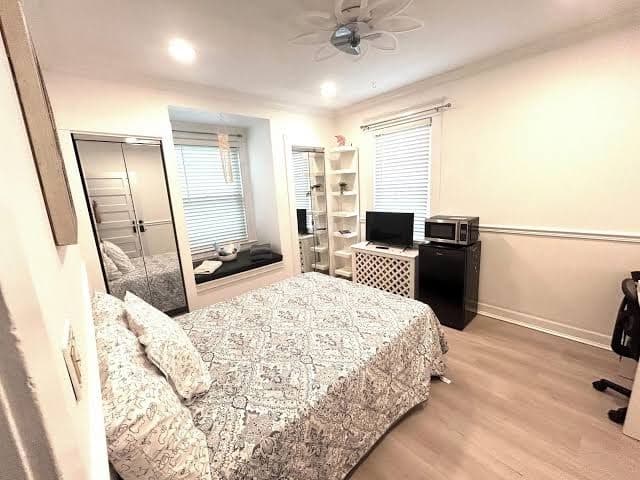 Private room, 5 min walk to restaurant, 40 min to NYC. 5 min drive to MetroNorth, Hotel in Pelham Manor
