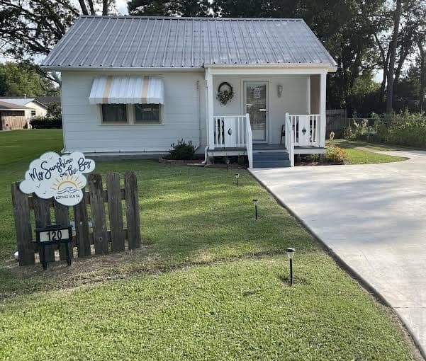 Cozy Cottage on the bay near Lake Verret. Great for all water sports and fishing, Holiday Home in Pierre Part