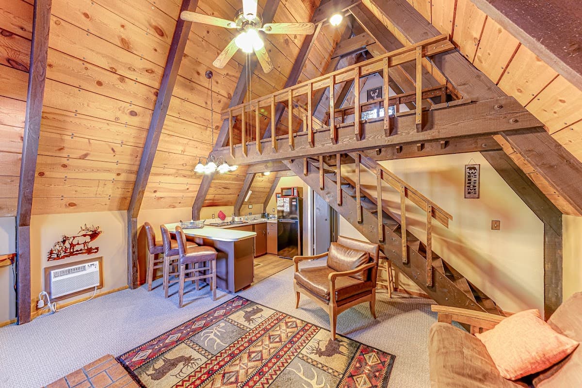 Cabins on Strawberry Hill, Resort in Pine