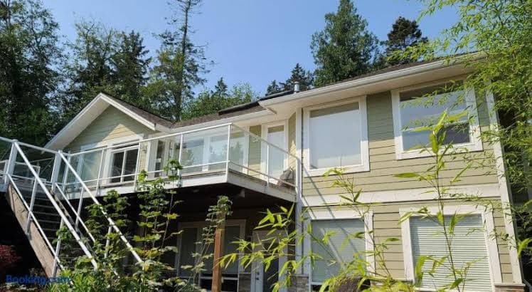 Expansive Dual-Kitchen Retreat - Entire Place, Holiday Home in Point Roberts