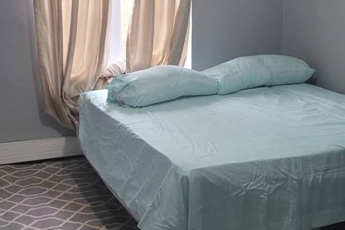 Room in a Beach House with King Size bed in a landlord hosted three bedroom apartment, Hotel in Edgemere