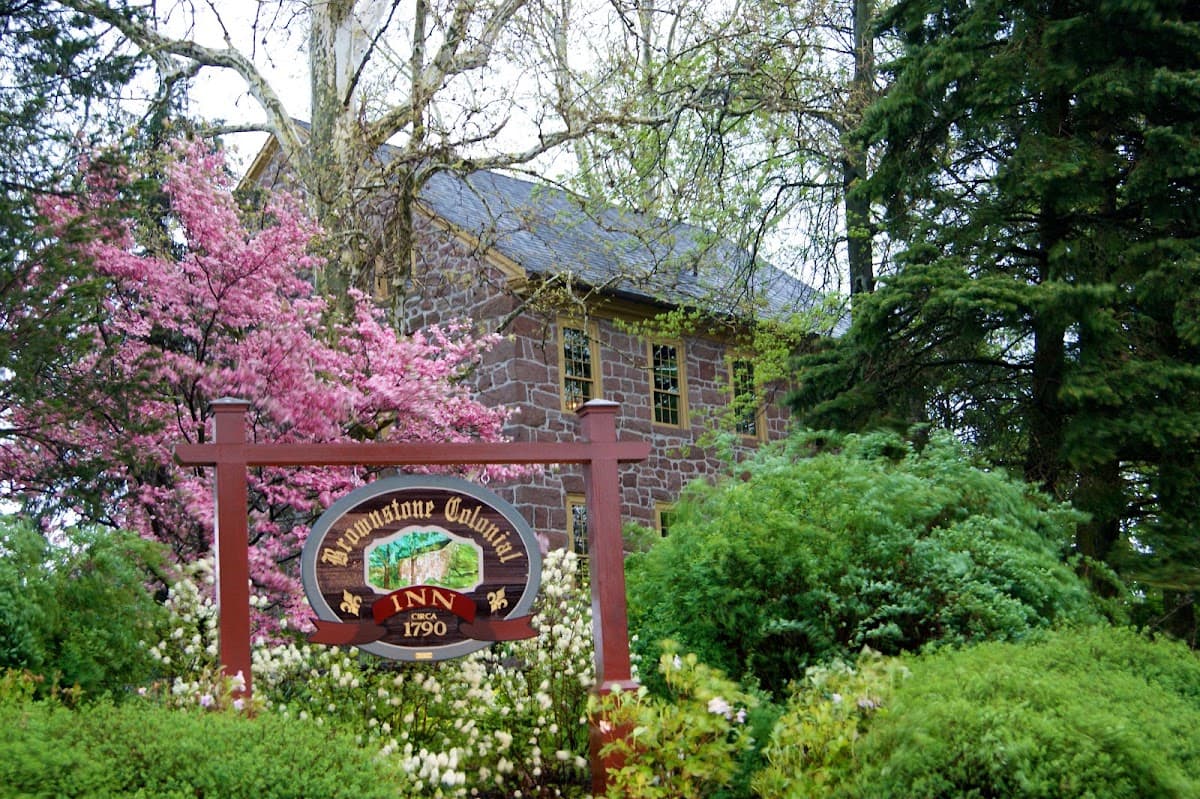 Brownstone Colonial Inn, Bed & Breakfast in Reinholds