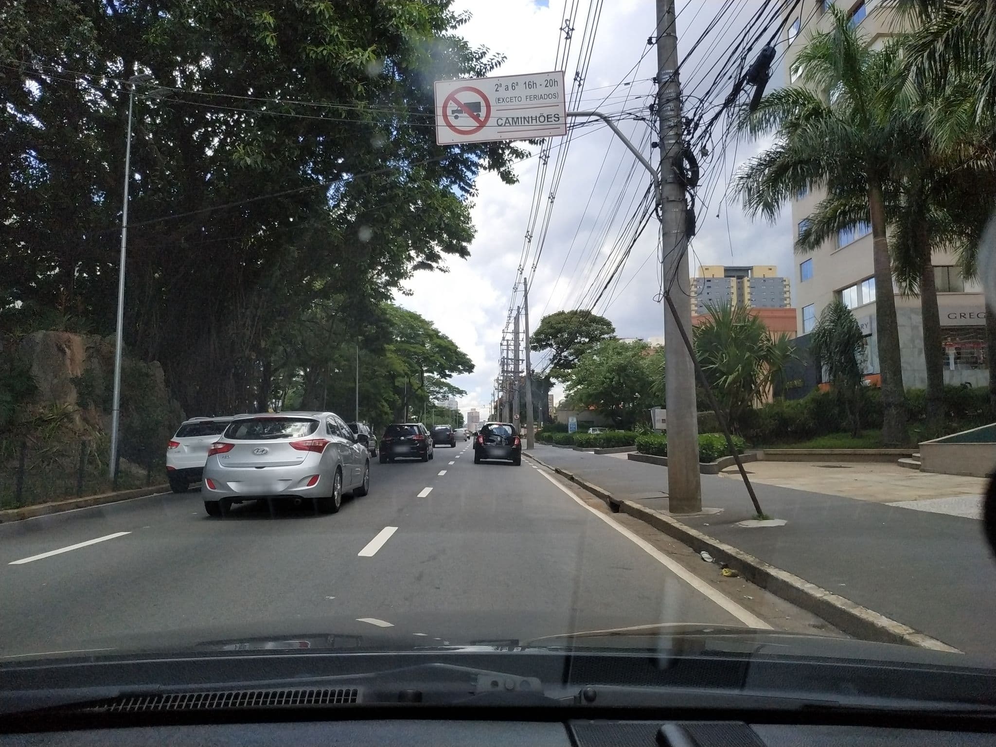 Street view near Radisson Hotel Alphaville, Carapicuíba — © thierryajeaniphone (CC BY-SA · Mapillary)