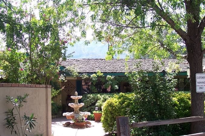 Rose Tree Inn largest rose bush, Hotel in Sedona