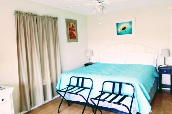 2 Miles to Siesta Key. Updated Condo, King beds. Lg Screened Patio., Hotel in South Gate Ridge