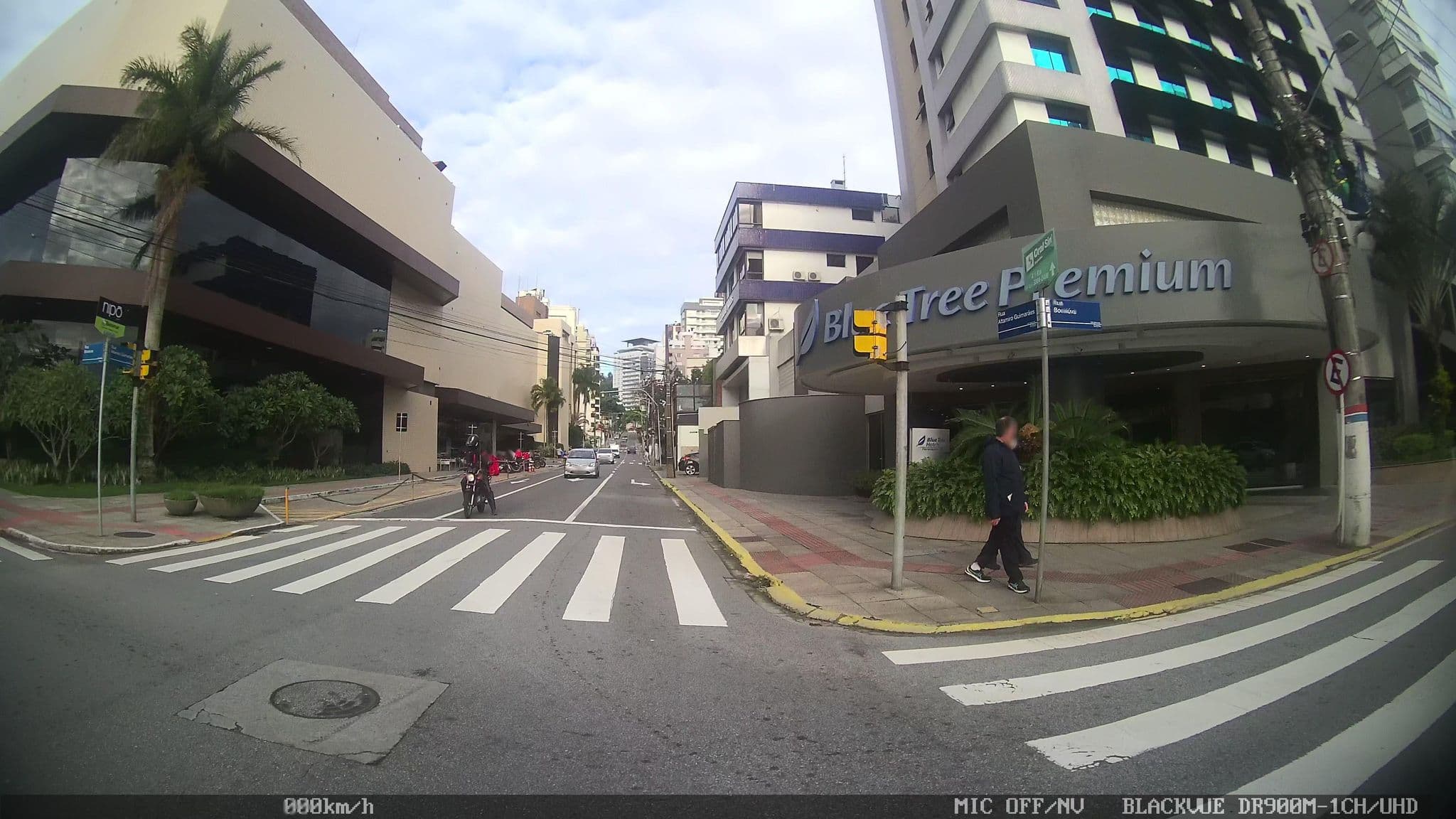 Street view near Blue Tree Premium, Morro da Cruz — © kaart5 (CC BY-SA · Mapillary)