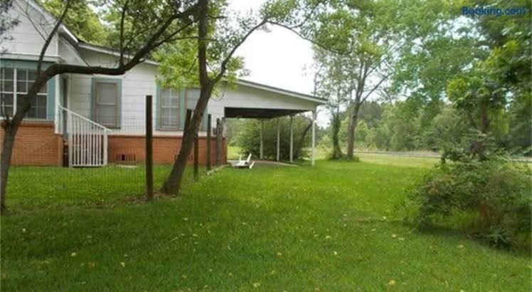 Nice & Spacious House in Silsbee with Self Check-in - Entire Place, Holiday Home in Silsbee
