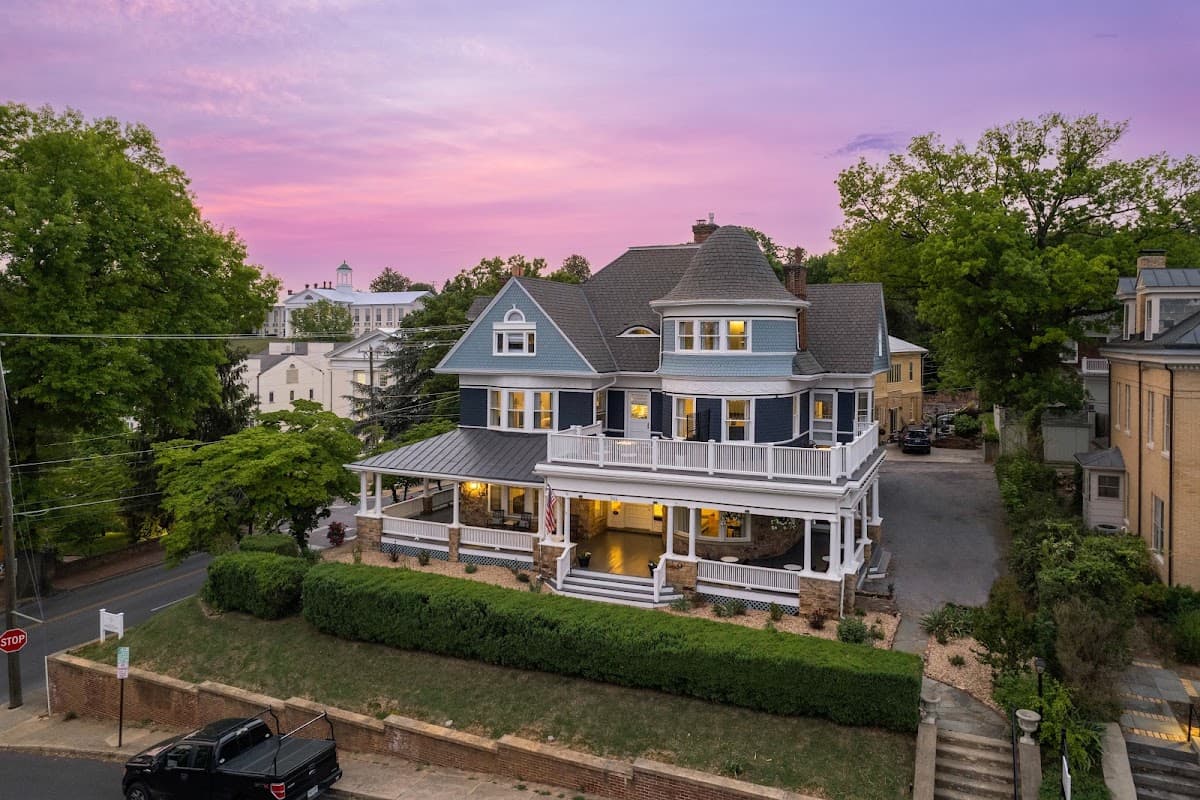 The Historic Berkeley Place, Hotel in Staunton