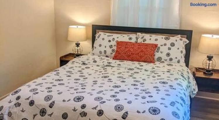 SUSANVILLE'S CUTEST COTTAGE 2 beds 1 bath sleeps 4 - Entire Place, Holiday Home in Susanville