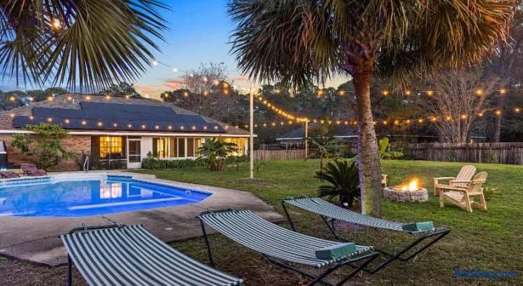 Gulf Breeze Beach House w Pool Huge Hot Tub and Sauna - Entire Place, Holiday Home in Tiger Point