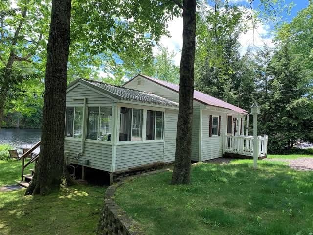Cozy Waterfront cottage with Private dock- dog friendly!, Holiday Home in Waterboro