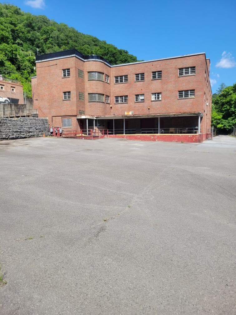 The Falling Rock Lodge, Motel in Welch
