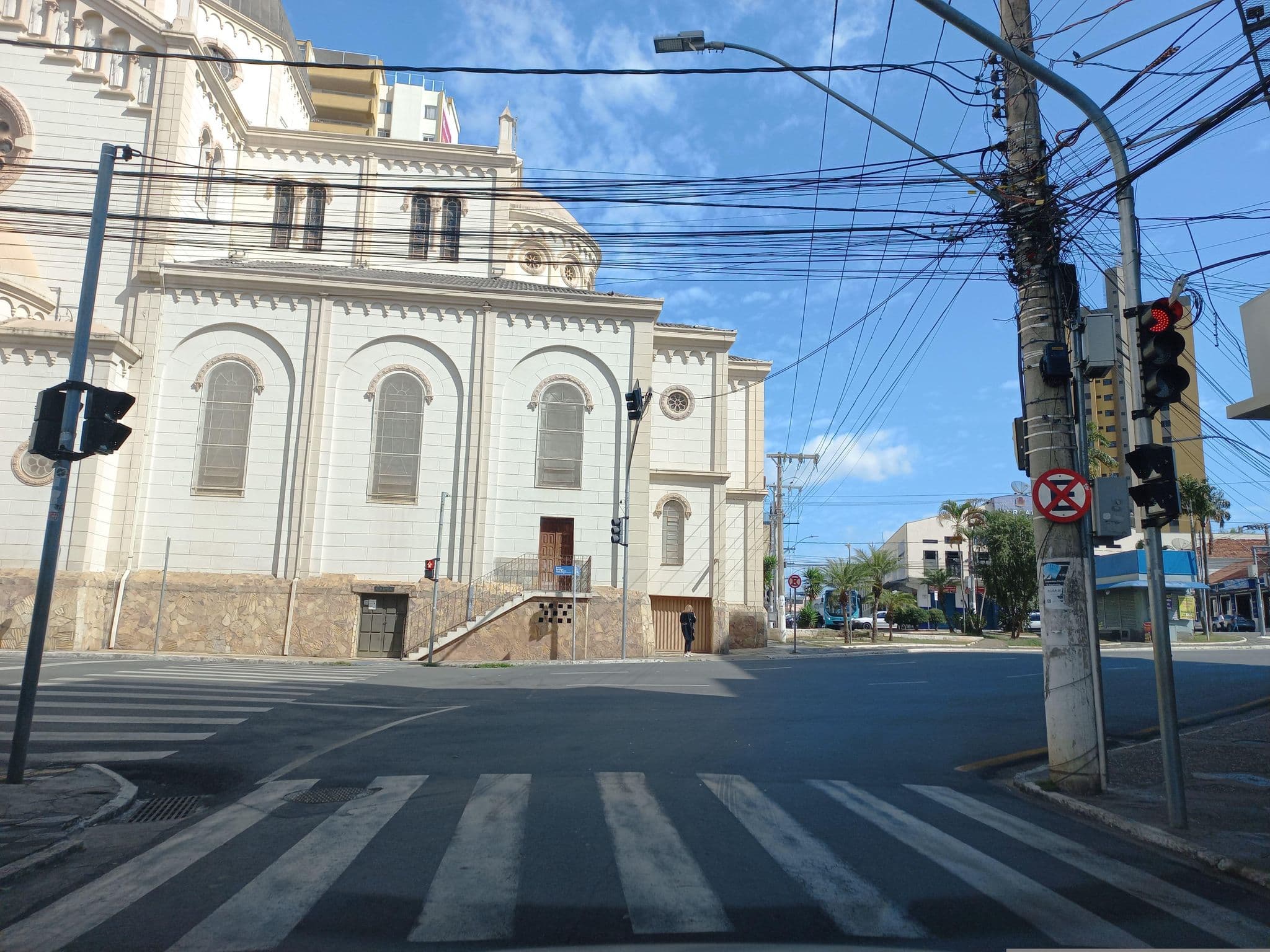 Street view near Hotel Cometa, Pouso Alegre — © and_eng (CC BY-SA · Mapillary)