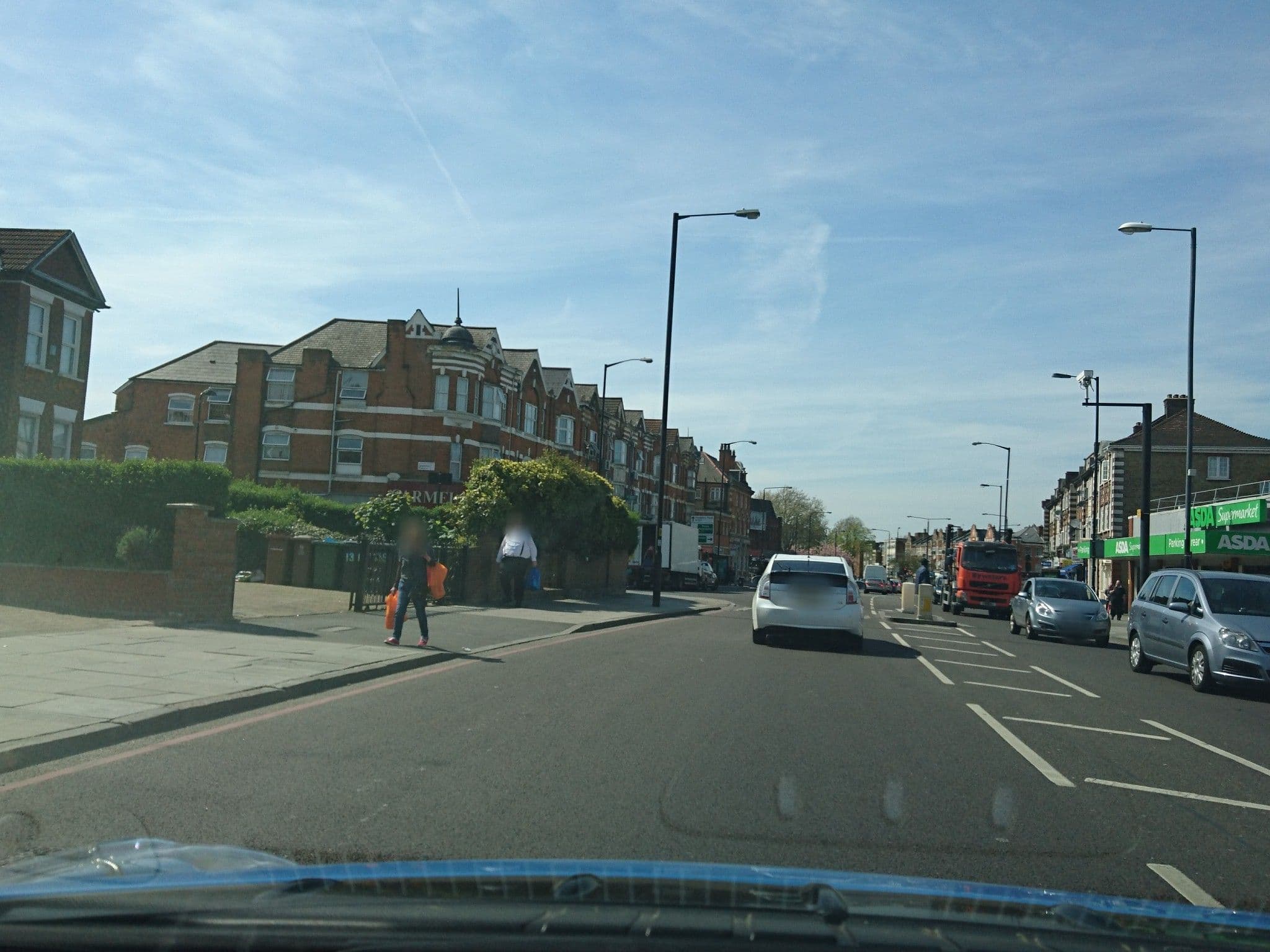 Street view near Park Avenue Hotel, Stamford Hill — © zymurgic (CC BY-SA · Mapillary)