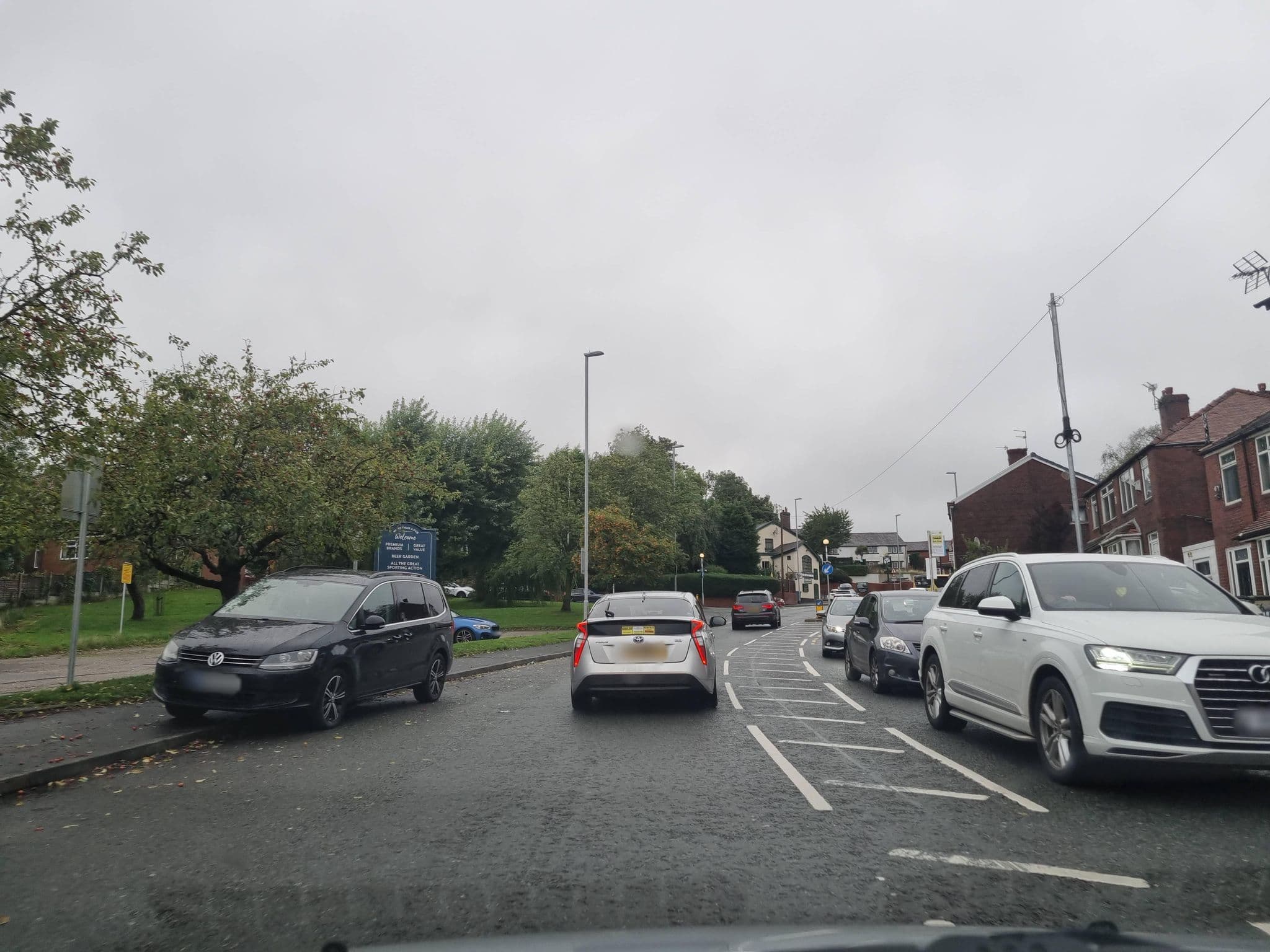Street view near The Famous King George Hotel, Hollinwood — © mappo2 (CC BY-SA · Mapillary)