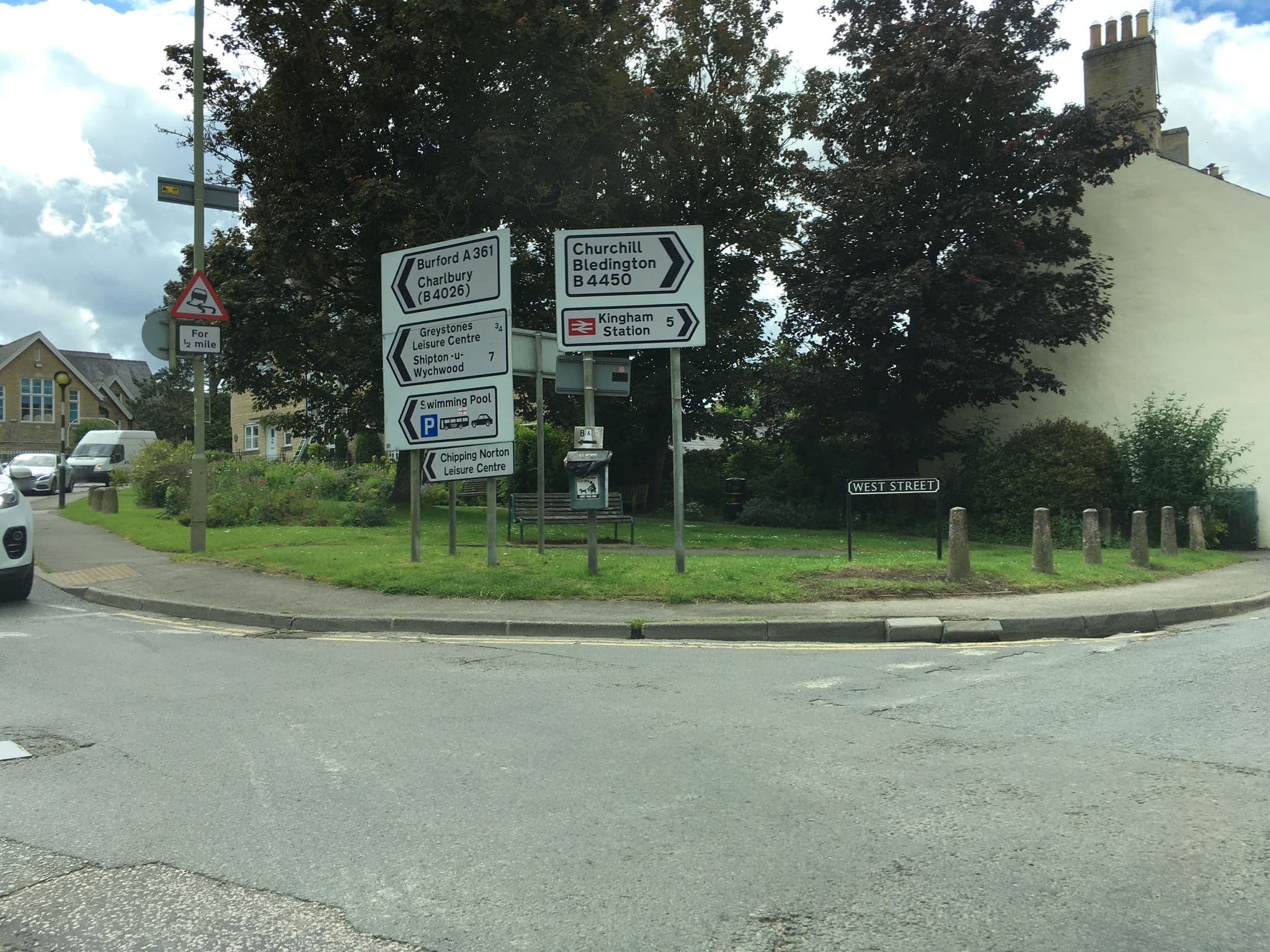 Street view near The Kings Arms, Chipping Norton, Chipping Norton — © southglos (CC BY-SA · Mapillary)