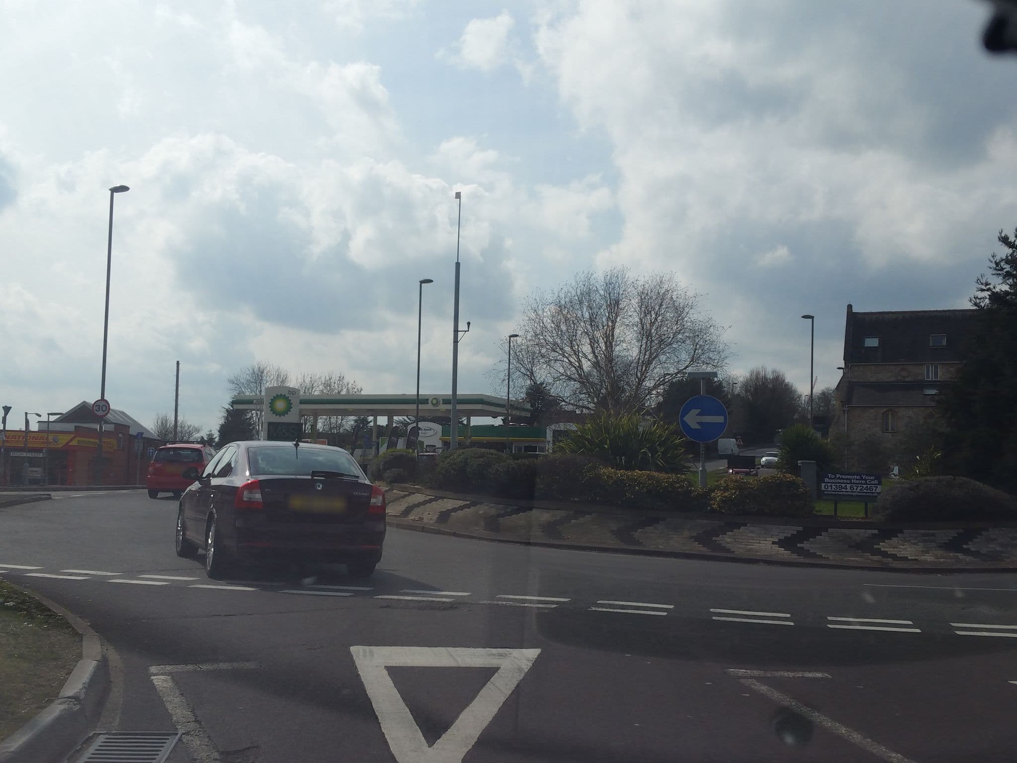 Street view near The Kings Arms, Egham — © ilmarinen946 (CC BY-SA · Mapillary)
